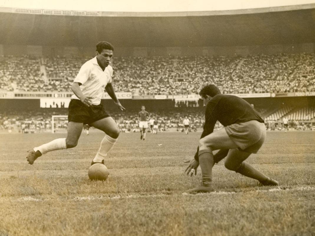 Antnio dos Santos Nascimento, o Tonho, foi goleiro do Cruzeiro entre 1962 e 1967. Na foto, ele diante de Garrincha em jogo no Mineiro