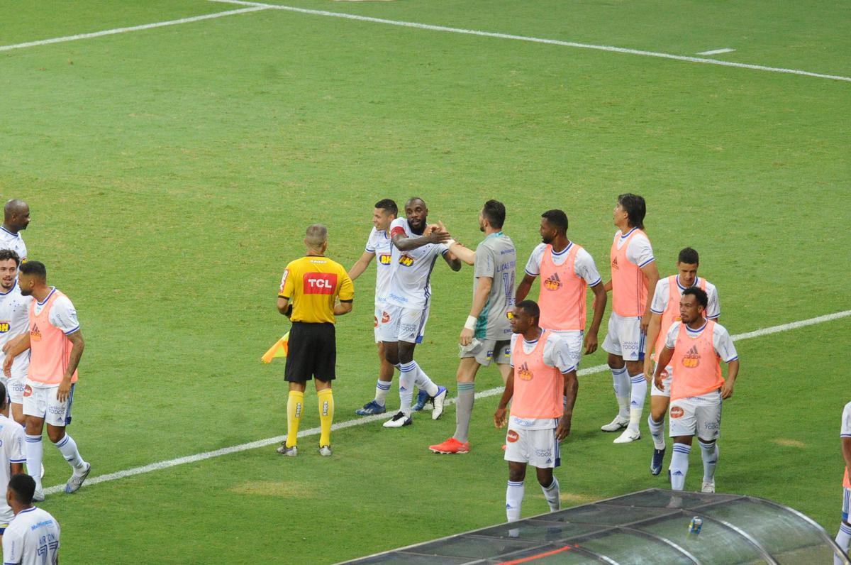 No segundo tempo, Manoel, de cabea, ampliou para o Cruzeiro: 3 a 0