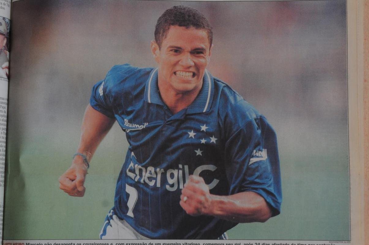 Em 1997, a fornecedora brasileira Rhumell, inspirada na alem Hummel, assumiu a confeco dos uniformes do Cruzeiro. A primeira camisa lanada foi predominantemente azul, com detalhes brancos nas golas. Com ela, o Cruzeiro fez boa parte da vitoriosa campanha a Copa Libertadores daquele ano e bateu o recorde de pblico presente do Mineiro.: 132.834.
