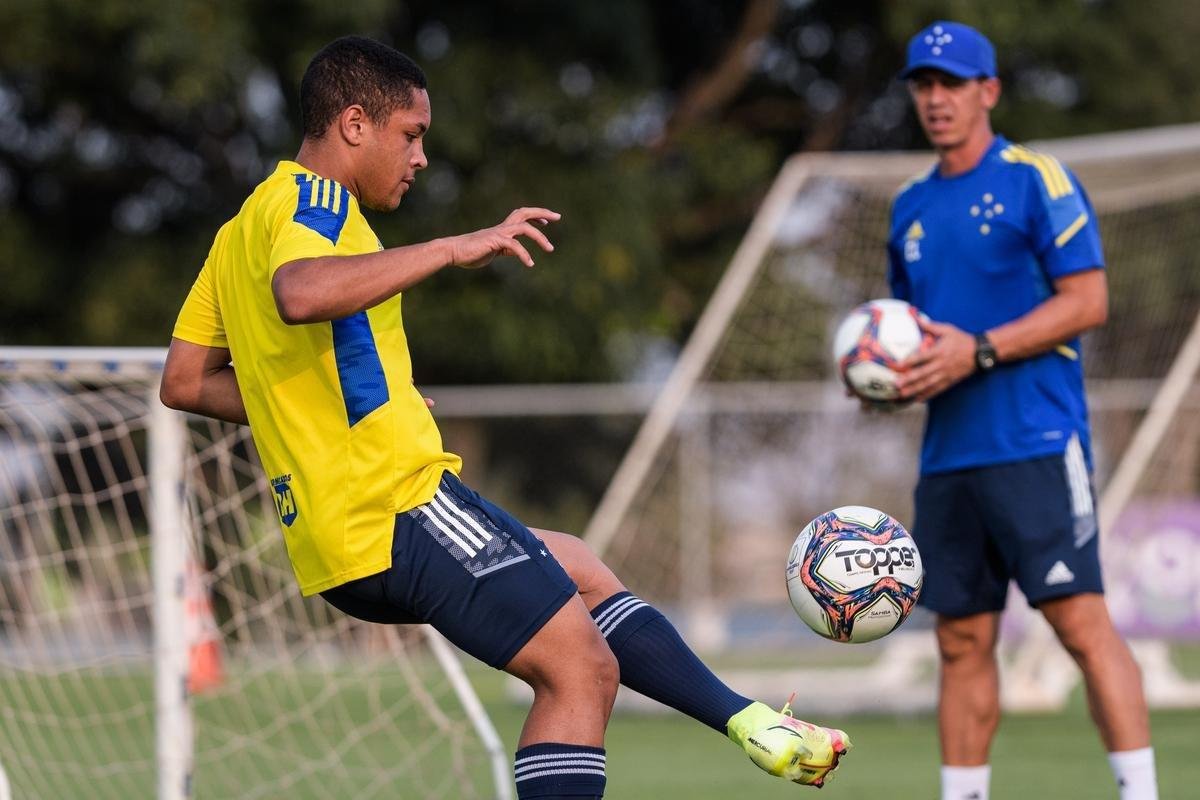 Atacante Vitor Roque, de 16 anos, foi a novidade do Cruzeiro no treino desta segunda-feira, na Toca da Raposa II