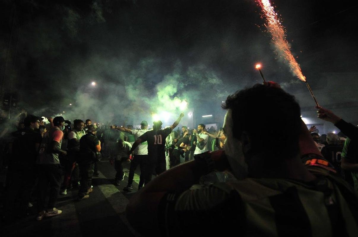 Fotos da torcida do Amrica nos arredores do Independncia, em Belo Horizonte, antes da bola rolar para o jogo contra o So Paulo, nesta quinta-feira (18). Partida valida pela volta das quartas de final da Copa do Brasil. 