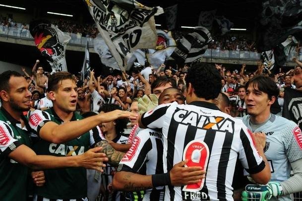 Robinho ainda comemorou com os companheiros