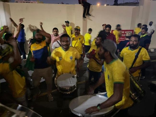 Seleção Brasileira chegou ao hotel The Westin Doha Hotel & Spa, no Centro de Doha, capital do Catar, e teve recepção calorosa de torcedores do Brasil e de outros países. Muitos curiosos apareceram para tentar ver os craques que vão buscar o hexa na Copa do Mundo