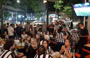 Atleticanos no Bar Devotos, em BH, durante a final da Copa do Brasil contra o Athletico-PR.