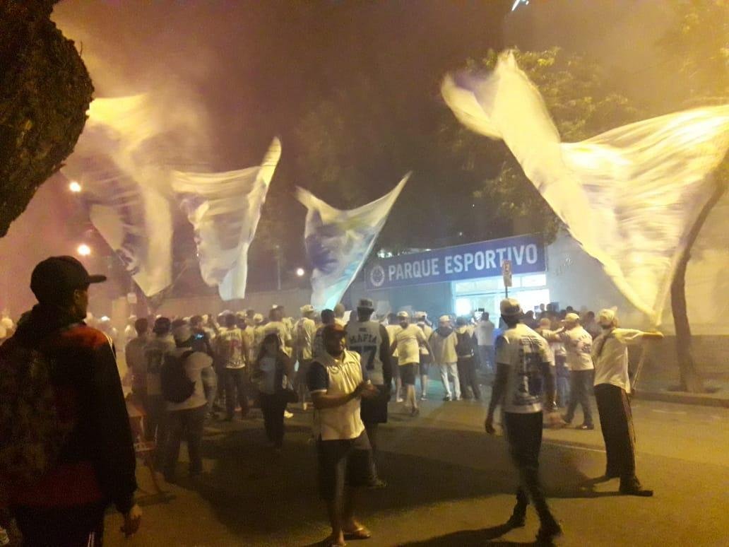 Integrantes da torcida Mfia Azul protestaram na noite desta segunda-feira durante a eleio para o Conselho Fiscal do Cruzeiro. Alm de cnticos exigindo transparncia no clube, os torcedores jogaram pipoca na porta da sede social do Barro Preto e se referiram aos conselheiros como 'omissos'. A insatisfao dos cruzeirenses se d pelas suspeitas de crimes cometidos por integrantes da diretoria. Tanto a Polcia Civil quanto o Ministrio Pblico apuram as possveis irregularidades em transaes de jogadores, contratos de prestao de servio e aumentos substanciais de salrios.