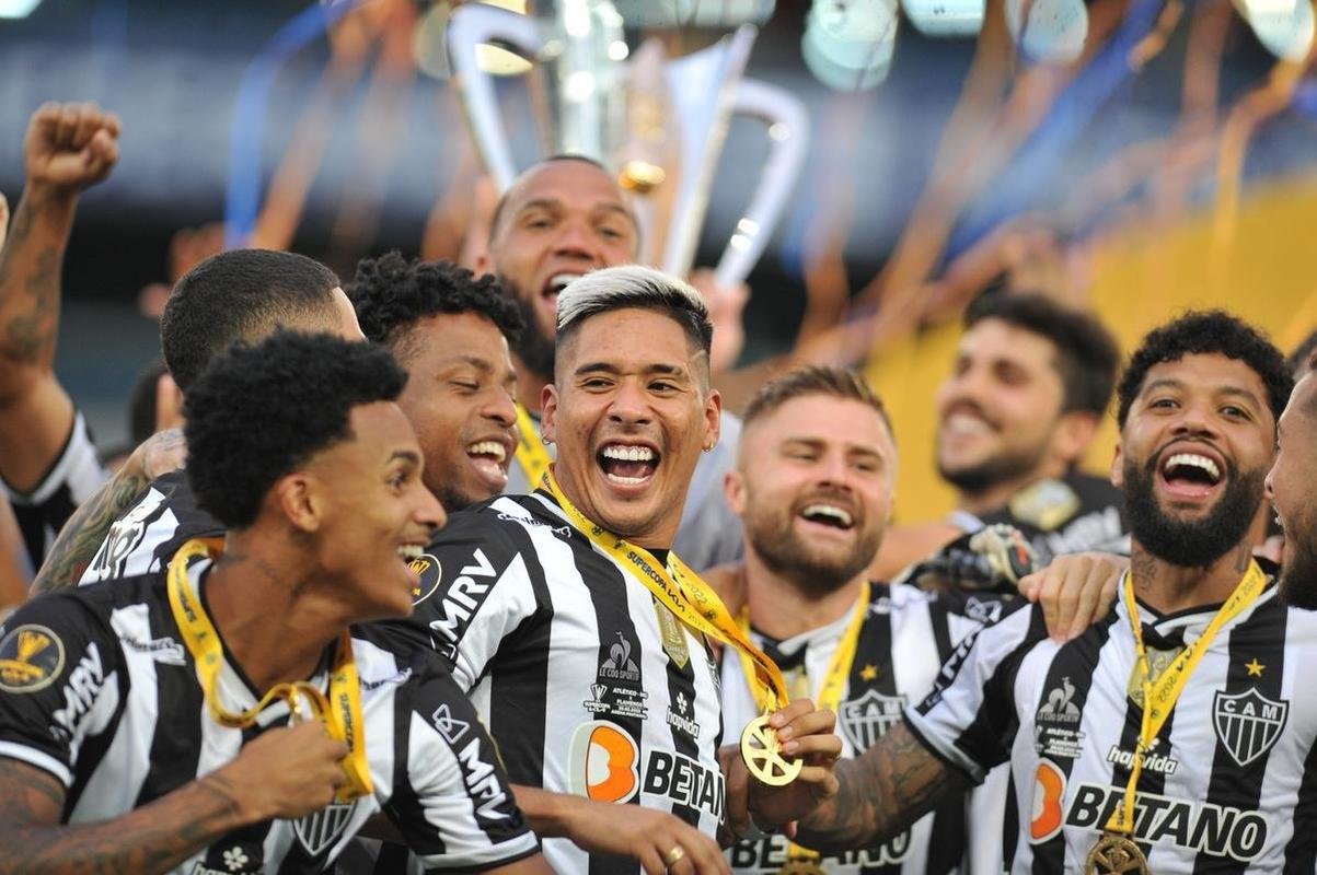 Jogadores do Atltico erguem a taa de campeo da Supercopa do Brasil na Arena Pantanal, em Cuiab