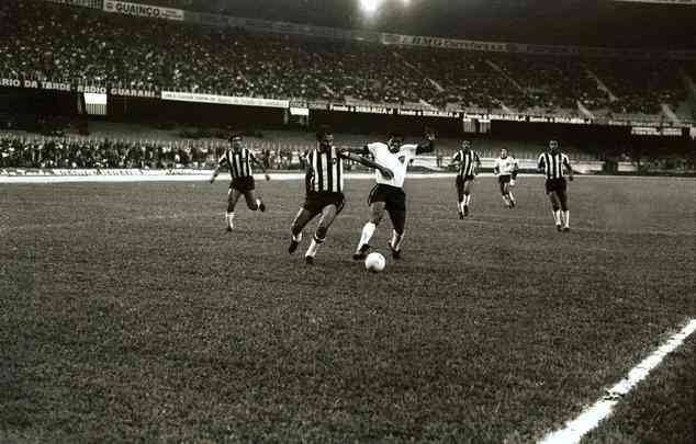 Imagens do empate por 2 a 2 entre Atlético (de branco) e Botafogo, no Mineirão, pela 1ª do Brasileiro de 1971