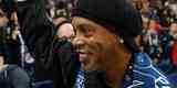 Ronaldinho Gacho foi recebido com festa pela torcida do PSG no Parc des Princes