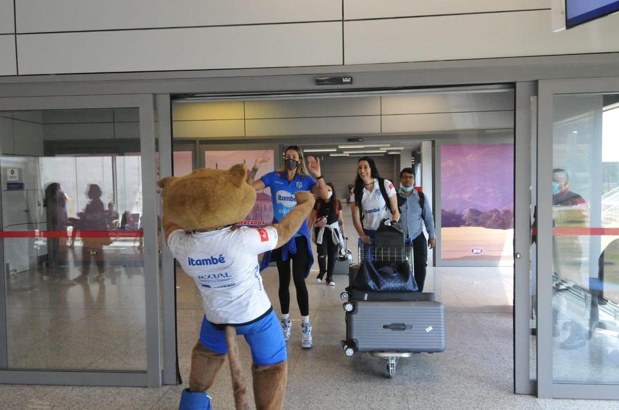 Minas desembarca no aeroporto de Confins, em BH, neste sbado (30), aps o tri da Superliga Feminina