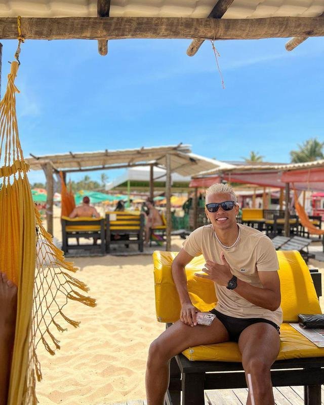 Meia-atacante Pedrinho na Praia do Gunga, em Alagoas