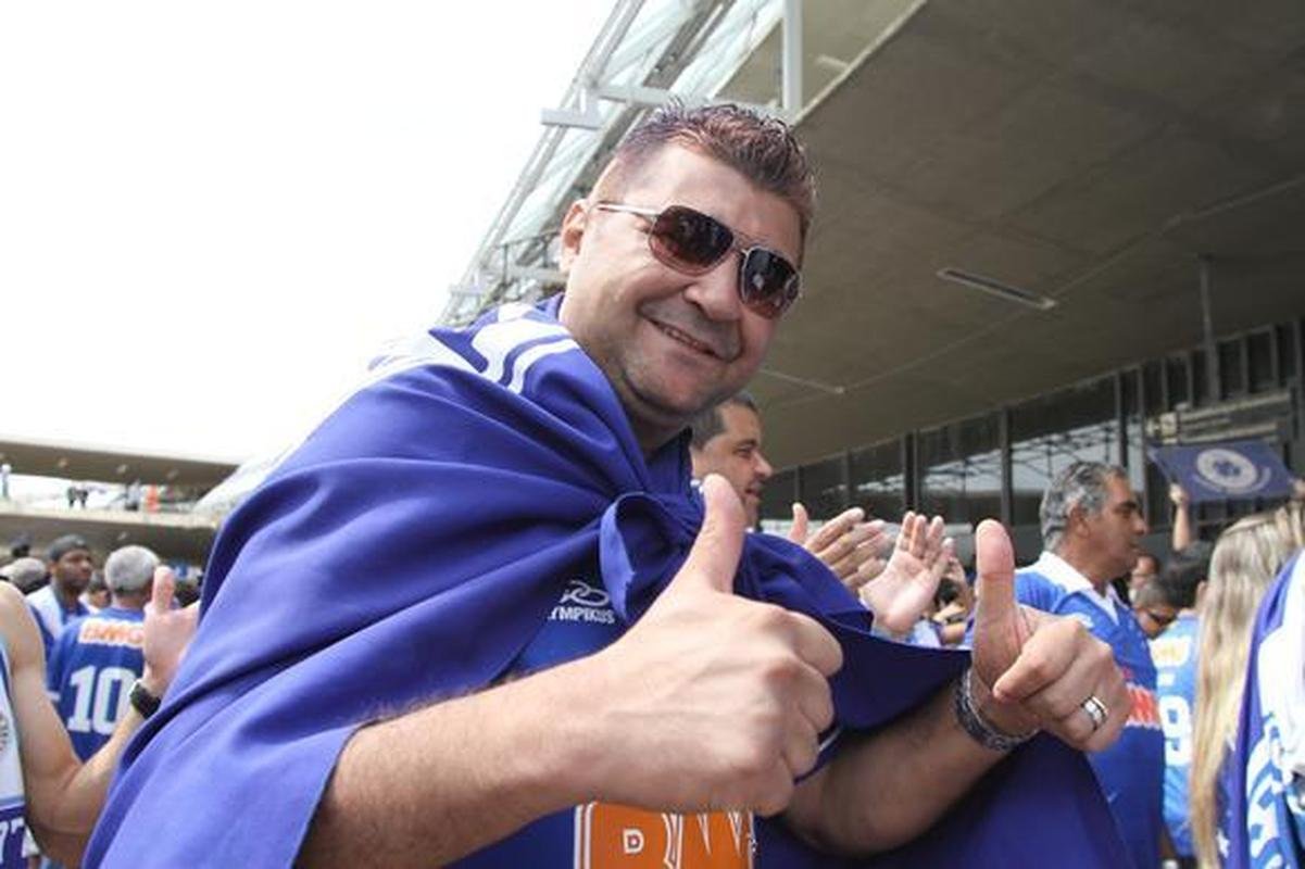 Na chegada ao Aeroporto de Confins, jogadores do Cruzeiro, campees brasileiros, fizeram festa com a torcida e at subiram no teto do nibus do clube