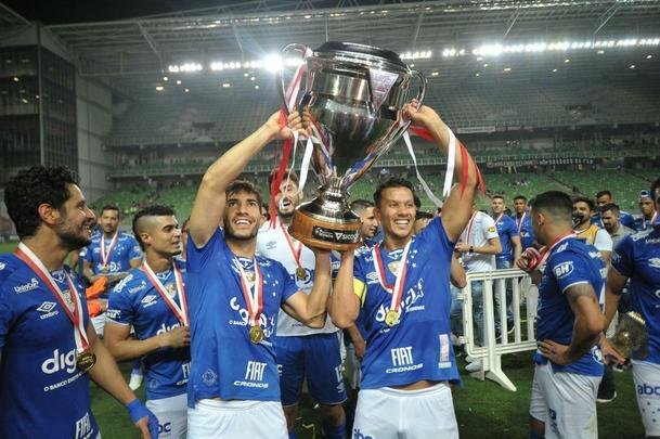 Entrega de medalhas e erguimento da taa: veja a festa do Cruzeiro com o bi do Mineiro