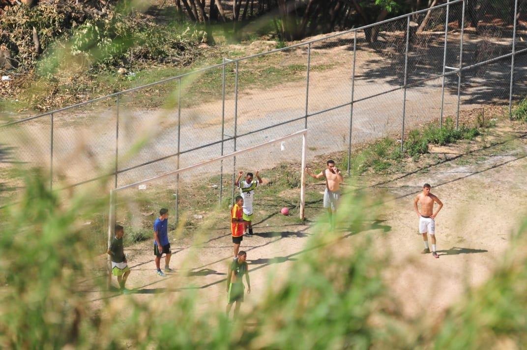 Em meio  pandemia do novo coronavrus, a reportagem do Superesportes / Estado de Minas flagrou nesta tera-feira (14) um treino de futebol no campo de vrzea do Itatiaia, no Bairro Bandeirantes, na Regio da Pampulha, em BH. Jovens entre 16 e 20 anos participam de atividades fsicas sob a superviso de um treinador e um preparador de goleiros. Muitos garotos fazem parte de um projeto social do Santa Luzia Futebol Clube. Parte do grupo foi levado por Luciano Mafra, tcnico da equipe, para trabalhar de maneira independente. (Gladyston Rodrigues/EM/D. A Pres)
