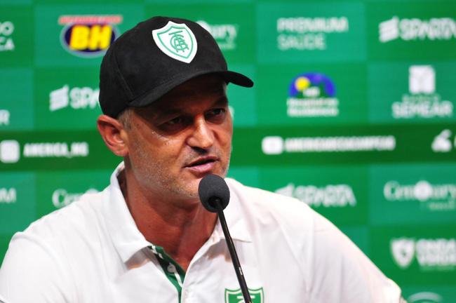 O tcnico Lisca foi infectado pelo coronavrus antes da retomada do futebol mineiro, em meados de 2020. O clube no divulgou a informao. Lisca ficou isolado por dez dias e revelou, em entrevista ao Superesportes, ter sentido fortes dores de cabea.