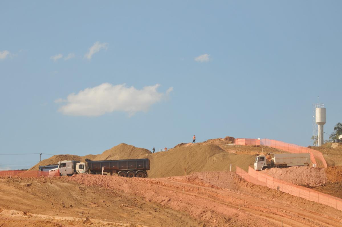 28/07/2020 - Obra de construção da Arena MRV, do Atlético, chegou a cem dias nesta terça-feira, 28 de julho. Paisagem já mudou bastante no bairro Califórnia, em Belo Horizonte. Com trabalho intenso de tratores e caminhões na fase de terraplanagem, há poeira por todo lado no terreiro do Galo. (Alexandre Guzanshe/EM/D. A Press)