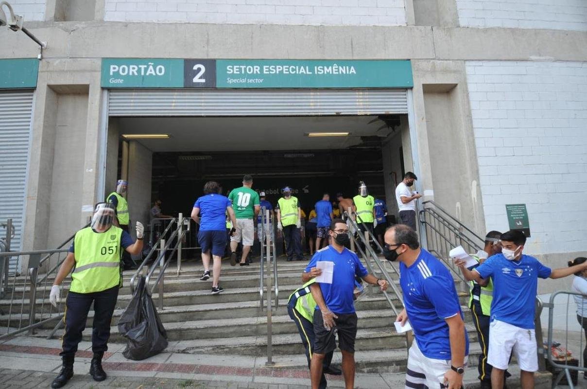 Torcida do Cruzeiro chega ao Independncia para o primeiro jogo com pblico no estdio durante a pandemia