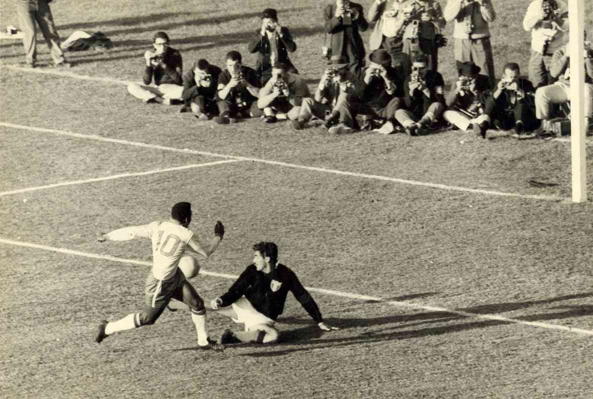 Pel na Copa do Mundo de 1962, no Chile, a segunda conquistada pelo Brasil. O Rei num lance do jogo entre Brasil e Mxico