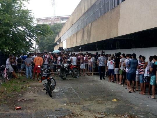 Torcedores formam longas filas no Arruda para comprar ingressos para o clássico contra o Náutico nos Aflitos