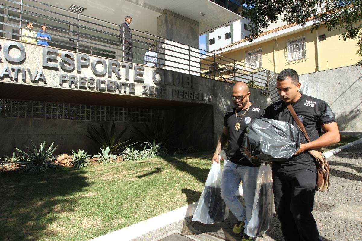 9/7 - BUSCA E APREENSO: a Polcia Civil cumpre mandados de busca e apreenso nas casas do presidente Wagner Pires de S, do vice-presidente de futebol Itair Machado, do diretor-geral Srgio Nonato, de um empresrio com negcios com o Cruzeiro, na sede administrativa e nas Tocas da Raposa I e II, alm da sede da torcida organizada Mfia Azul. Foram recolhidos e/ou periciados computadores, telefones celulares e documentos