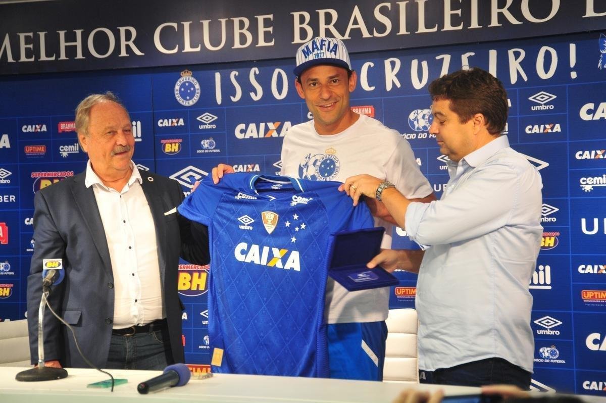 Fred foi apresentado no Cruzeiro pelo presidente Wagner Pires de S e pelo vice Itair Machado