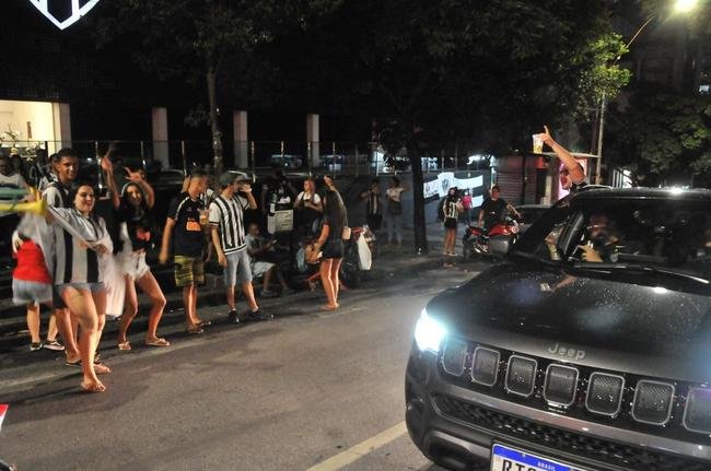 Festa da torcida do Atltico pela conquista do tricampeonato mineiro. Torcedores foram  sede do clube, em Lourdes, na regio Centro-Sul de BH, para celebrar a vitria sobre o Cruzeiro na final nica