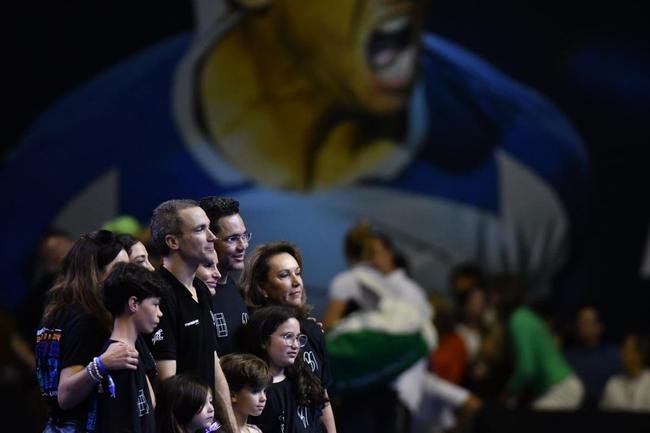 Cercado de amigos, familiares e com carinho do pblico, Bruno Soares se despediu oficialmente do tnis neste sbado (26), no Mineirinho, em BH. Multicampeo, tenista mineiro, de 40 anos, dividiu a quadra com Bob Bryan, Marcelo Melo e Rafael Matos