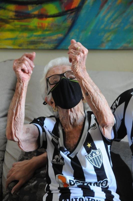 Ana C�ndida de Oliveira Marques, a Vov� do Galo, de 101 anos, ao lado da filha, Maria Aparecida, e dos netos Marcelo e Sabrina