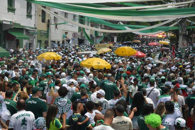 Em So Paulo, torcedores do Pameiras assistem  final do Mundial de Clubes contra o Chelsea disputada em Abu Dhabi, nos Emirados rabes