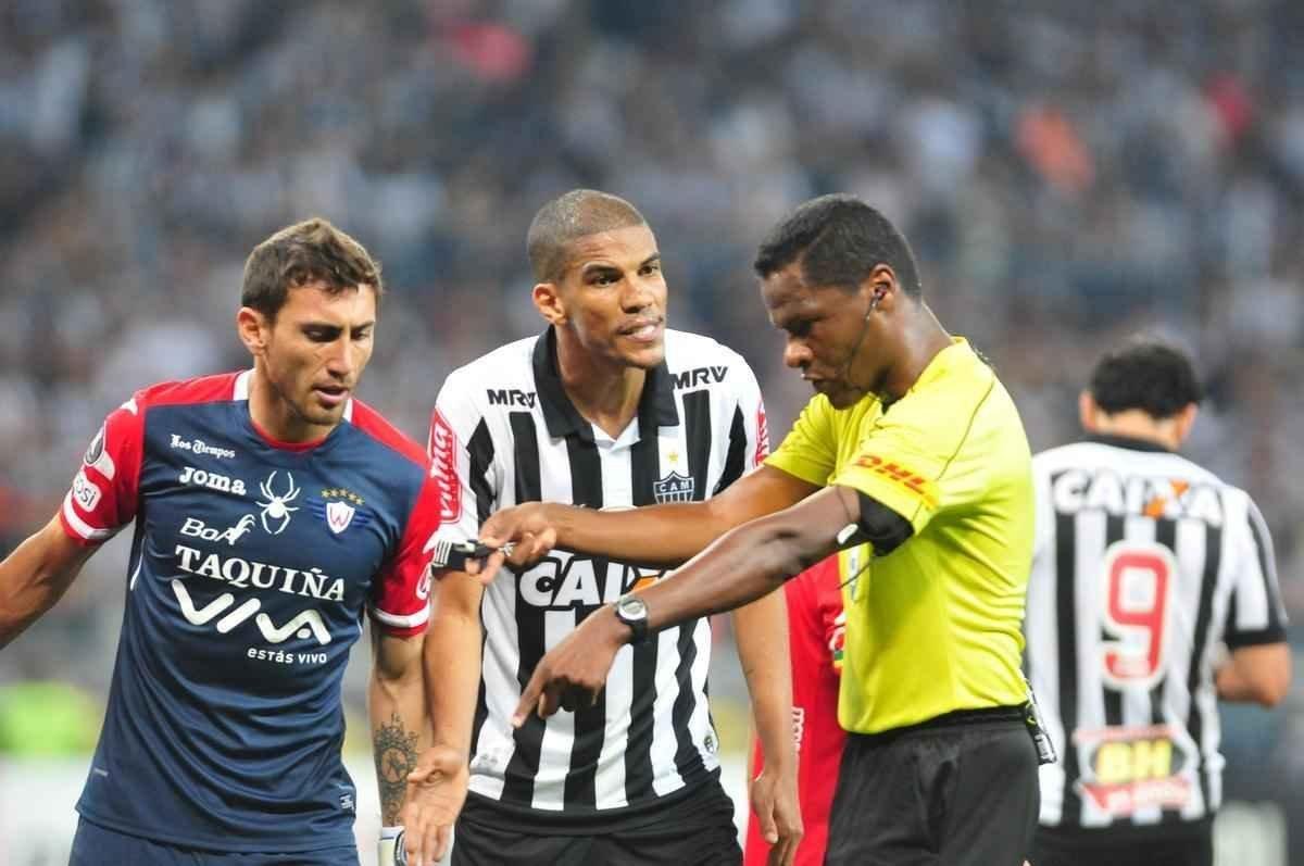 Irritados com eliminao para bolivianos no Mineiro, torcedores chegaram a oferecer dinheiro aos jogadores