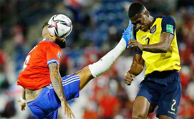 Arturo Vidal levanta o p e acerta o equatoriano Torres: expulso do meia prejudicou o Chile