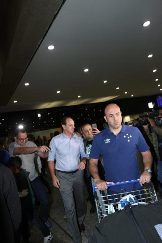 Novo treinador do Cruzeiro, Rogrio Ceni desembarcou em Confins na manh desta tera-feira e recebeu apoio de torcedores 