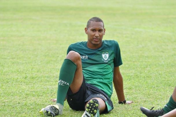 Artur (zagueiro) - no comeo de sua passagem at fez boas partidas, sobretudo nos clssicos contra o Atltico pelo Campeonato Mineiro, em que chegou a ser improvisado na lateral direita. No Brasileiro, porm, caiu de rendimento assim como todo o elenco. Artur deixou o Amrica com 16 partidas disputadas. O Fluminense, com quem tinha contrato, emprestou-o a Gois, em 2016, e Paran, em 2017.