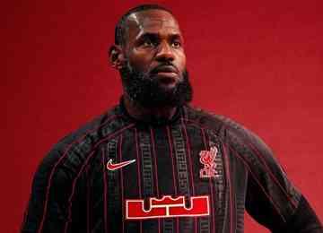 Linha Liverpool FC x LeBron conta com modelos streetwear, uniformes de futebol e jersey; peças já estão disponíveis na Europa e no site oficial do Liverpool 