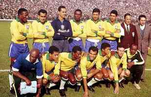 1962 - No segundo ttulo mundial, em 1962, o Brasil manteve o padro do uniforme de 1958. Um detalhe era diferente: o nmero da camisa no era verde, mas sim azul. No h registros do uniforme azul daquele ano