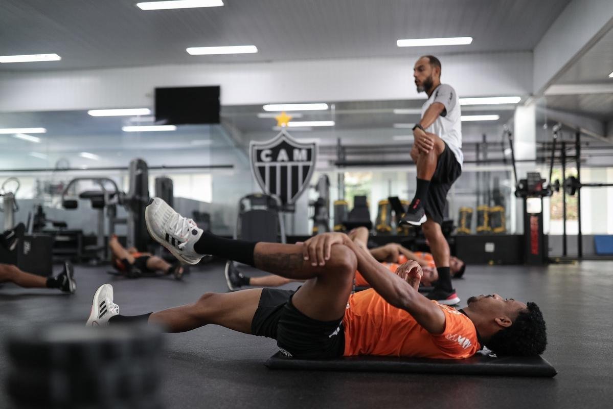 Aps a vitria por 2 a 1 sobre o Cuiab, neste domingo (24), pelo Campeonato Brasileiro, o elenco do Atltico se reapresentou e treinou na tarde desta segunda-feira (25), na Cidade do Galo, em Vespasiano. As atividades visaram o duelo de volta da semifinal da Copa do Brasil, contra o Fortaleza, que ocorrer na quarta-feira (27). Por ter vencido o jogo de ida por 4 a 0, no Mineiro, o Galo tem vaga encaminhada na deciso do principal torneio mata-mata do pas.
