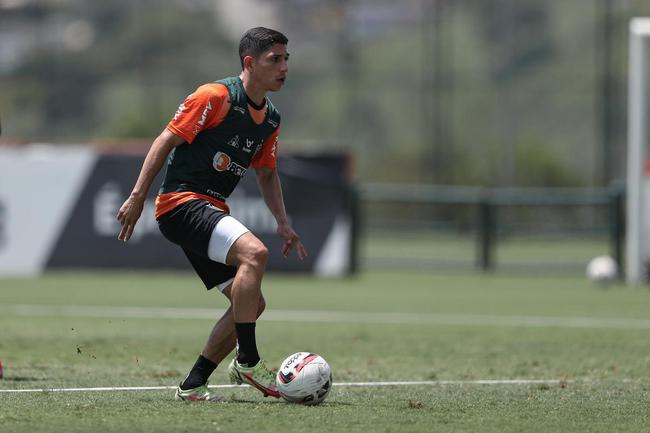 Com seriedade, mas tambm descontrao, o Atltico treinou sob sol forte na manh desta sexta-feira (21), na Cidade do Galo, em Vespasiano. Este foi o quinto dia de pr-temporada para o clube mineiro em 2022, sob o comando do tcnico argentino Antonio 'El Turco' Mohamed. Novas baixas, o volante Allan e o atacante Keno testaram positivo para COVID-19 e no participaram das atividades (ambos cumprem perodo de sete dias de isolamento social).