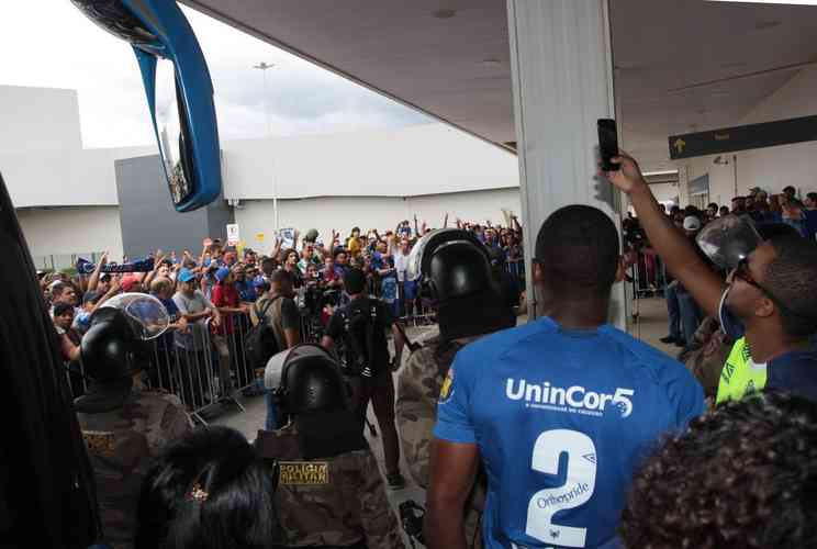 Depois de vencer o Corinthians por 2 a 1, em São Paulo, e conquistar o hexa da Copa do Brasil, jogadores do Cruzeiro foram recebidos com muita festa no Aeroporto de Confins, na Grande Belo Horizonte
