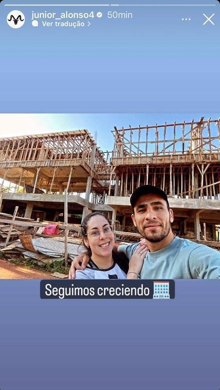 O zagueiro Junior Alonso postou foto ao lado da companheira nas obras da construo de sua nova casa.
