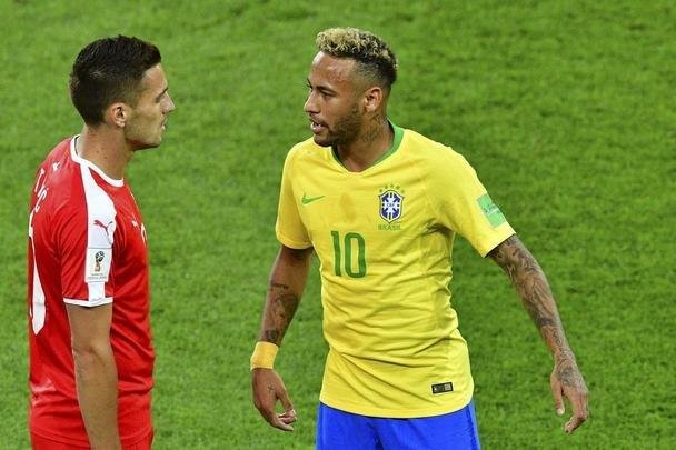 Poucas quedas, assistência e 'ousadia': a atuação de Neymar contra a Sérvia