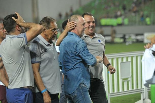 Entrega de medalhas e erguimento da taa: veja a festa do Cruzeiro com o bi do Mineiro