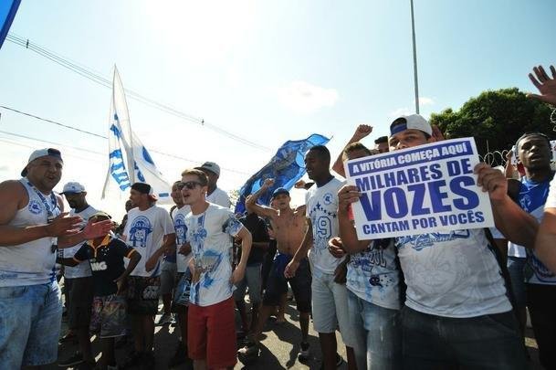 Antes do ltimo treinamento visando ao jogo contra o Grmio, os jogadores do Cruzeiro receberam apoio de torcedores na porta da Toca da Raposa II. O capito Henrique foi o porta-voz do elenco com os cruzeirenses. Alm dele, participaram da reunio o zagueiro Leo, o goleiro Rafael, o meia Robinho, o volante Lucas Romero e o meia Thiago Neves.