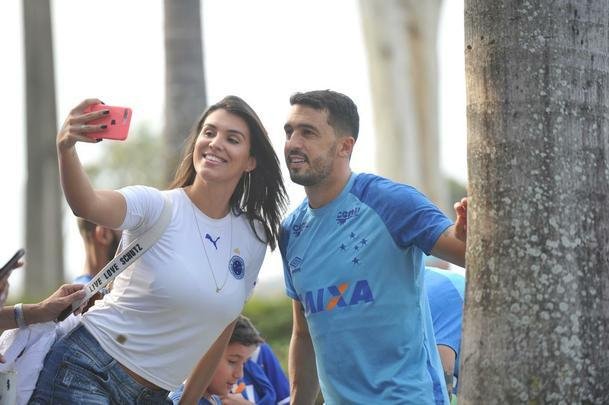 Lateral-direito Edilson fez trabalhos fsicos  parte nesta sexta-feira, na Toca da Raposa II