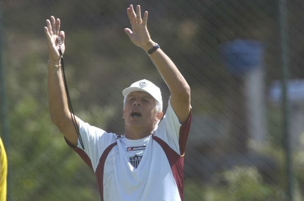 Emerson Leão - Emerson Leão teve duas passagens pelo Atlético neste século (2007 e 2009). No primeiro ano, chegou como salvação e ajudou o time a escapar do rebaixamento no Campeonato Brasileiro, com uma sequência de dez jogos sem derrotas na reta final da Série A. Ele não chegou a um acordo para renovação e saiu do clube. Leão voltou em 2009, mas a passagem não deixou saudades. Ele foi demitido depois de sofrer goleadas para o Cruzeiro (5 a 0), na decisão do Mineiro, e para o Vitória (3 a 0), pela Copa do Brasil. No século, Leão dirigiu o Atlético em 47 jogos, com 25 vitórias, dez empates e 12 derrotas.