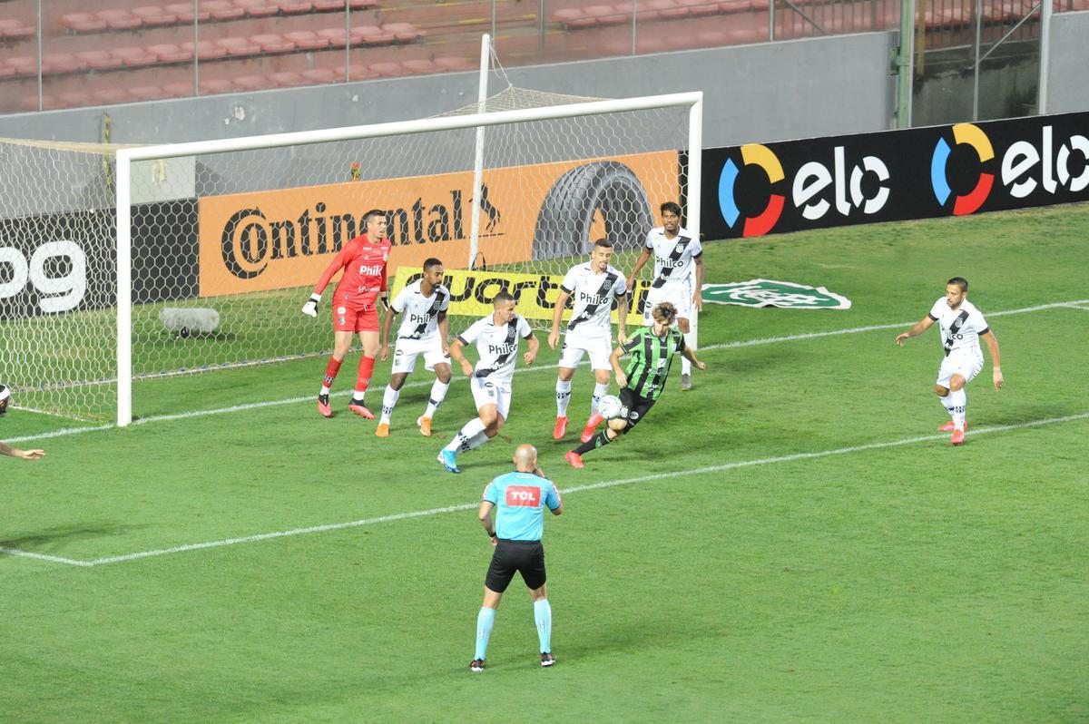 Fotos do duelo entre Amrica e Ponte Preta, no Independncia, em Belo Horizonte, em jogo de volta da quarta fase da Copa do Brasil