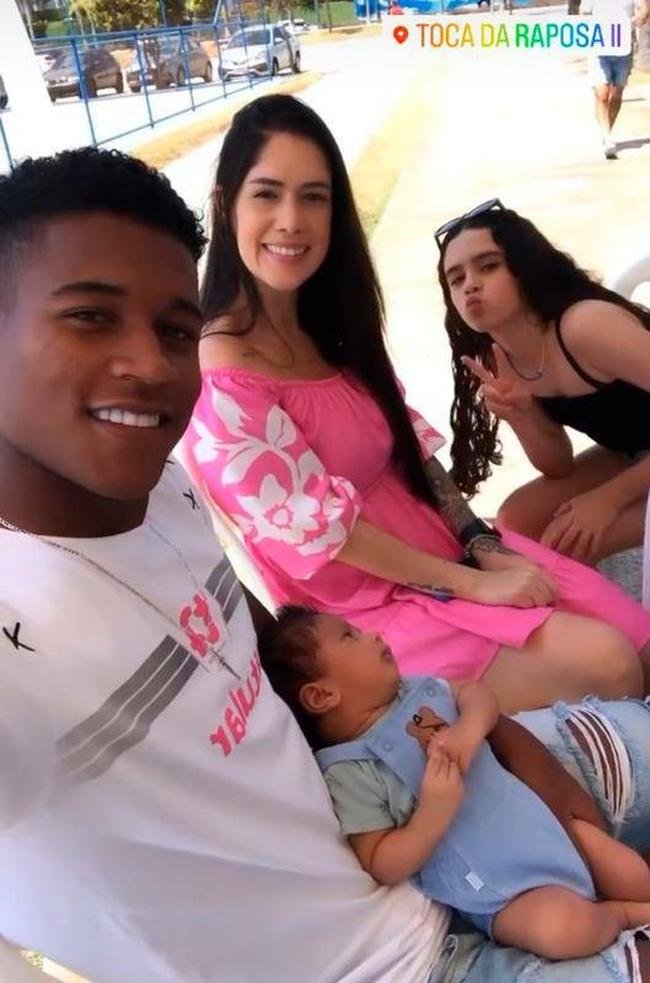 Jogadores, membros da comisso tcnica, funcionrios e familiares celebram acesso  Srie A em confraternizao na Toca da Raposa II