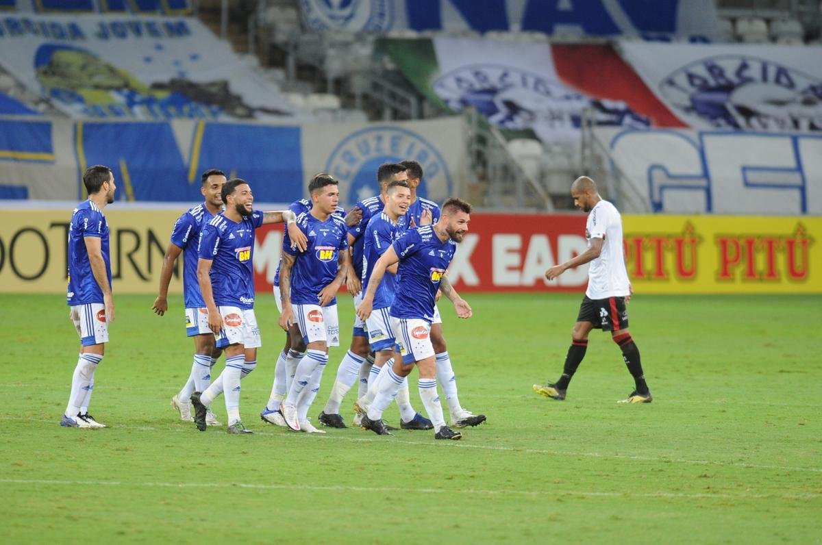 Atacante Rafael Sobis, do Cruzeiro, marcou gol de placa no Mineiro na vitria por 4 a 1 sobre o Brasil de Pelotas, pela 26 rodada da Srie B. Do meio-campo, ele viu o goleiro Rafael Martins adiantado e tocou por cobertura. Um chute perfeito e que entra para a histria do clube e do estdio. (5/12/2020)