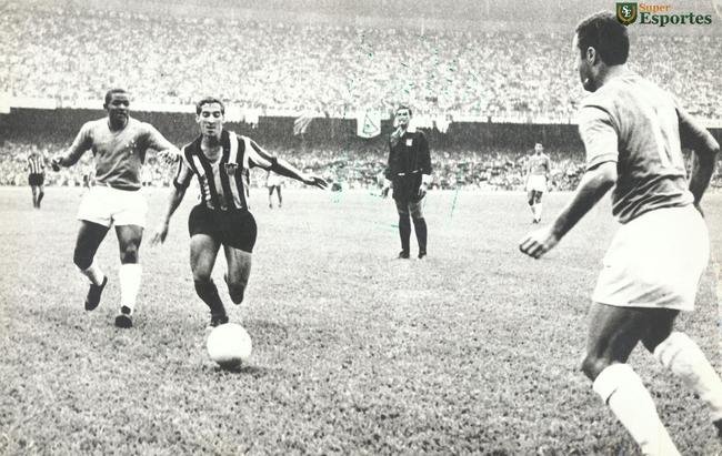 27/10/1967 - Lance do jogo entre Atltico e Cruzeiro, no Mineiro. No detalhe, Vanderlei  observado por Hilton Oliveira e Z Carlos. A partida terminou empatada em 3 a 3. 