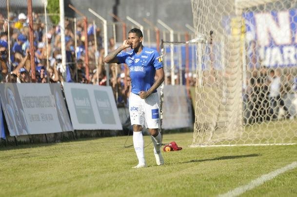 No segundo tempo, Raniel ampliou para o Cruzeiro: 3 a 1