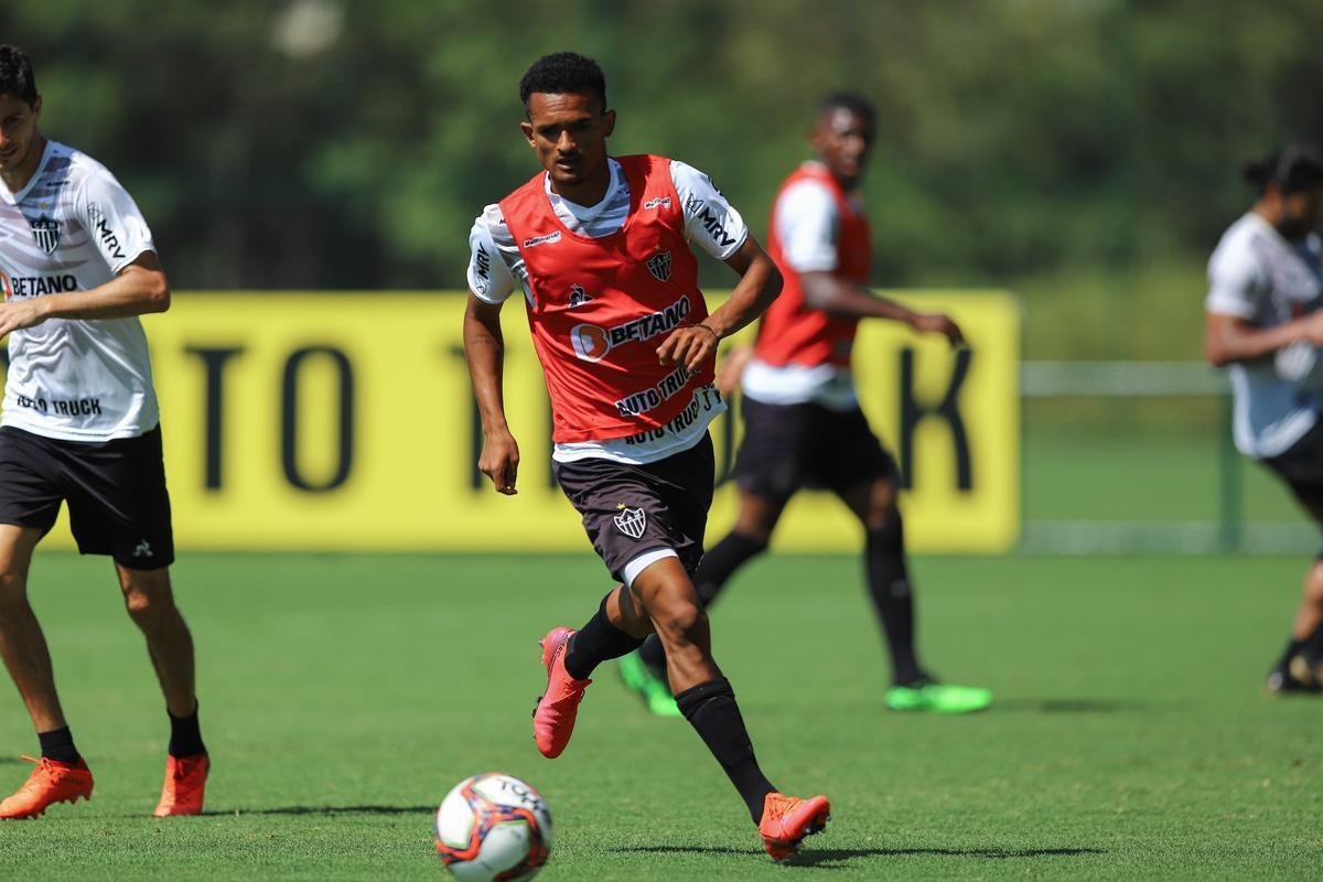 Fotos do coletivo entre profissionais e sub-20 do Atltico