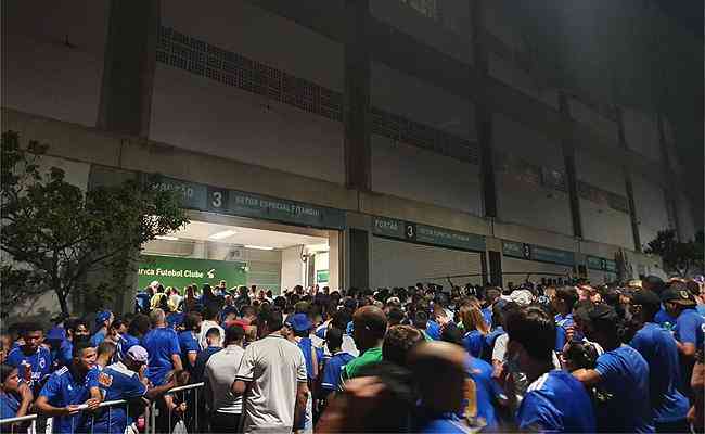 Torcida do Cruzeiro enfrentou grandes dificuldades para entrar no Independncia nessa quinta-feira